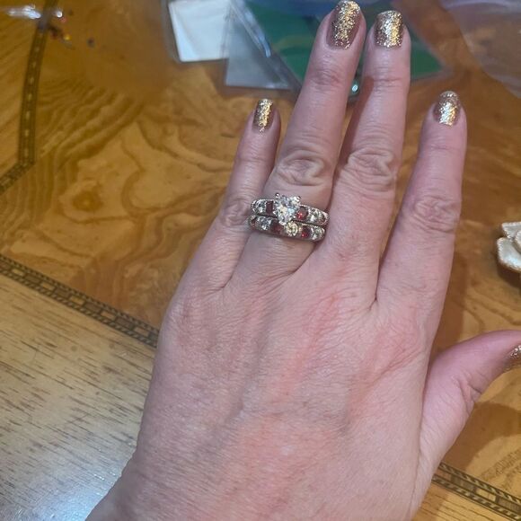 GORGEOUS RING Set with a Heart Crystal middle! - Picture 5 of 6